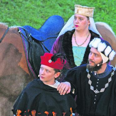 «Wo Männer schwanken, müssen Frauen handeln!» - Die Gräfin von Greyerz, Antoinette von Vaugrenant, (Madeleine Bach), ihr Sohn Graf Rudolf von Greyerz (Lion Moser) und der Castellan Niclas Baumer (Theo Reichenbach). FOTOS: KEREM MAURER