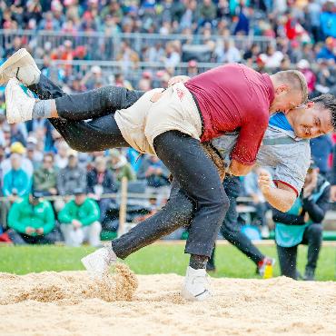 «Manne, ad Arbet»: zwei Saaner am ESAF - Annen Dominic (links) bei seinem Sieg gegen Imfeld Laurin. FOTOS: BARBARA LOOSLI