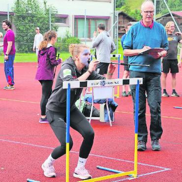 Highland Games «meet» Gstaad - Geschicklichkeitsdisziplin Blasrohrschiessen.