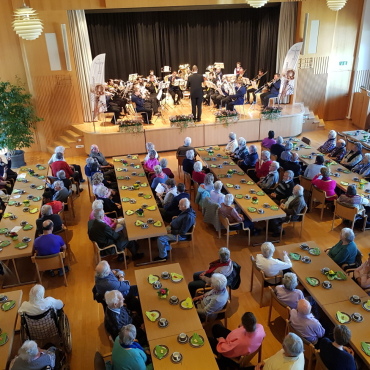 «Mit Trompeten und Posaunen jauchzet dem Herrn!» - Voll belegter Konzertsaal im Kirchgemeindehaus in Gstaad. FOTOS: EUGEN DORNBIERER-HAUSWIRTH