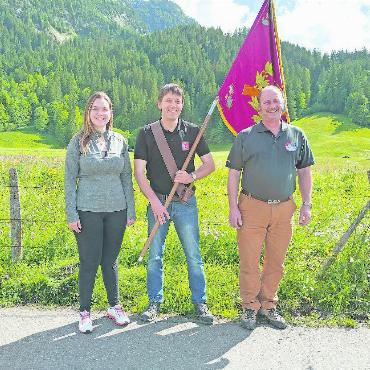Rolf von Siebenthal siegt am Gesellschaftsschiessen - Der Fähnrich Rolf von Siebenthal mit Florina Krasniqi und Niklaus Walker. FOTO: ZVG