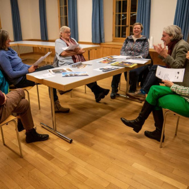 Fasnacht und Fasten, so nah und so verschieden - Eine kleine, aber sehr interessierte Gruppe fand sich beim ersten Fastentreffen in der St.-Anna-Kapelle ein. Es wurde viel gelacht, auch über die Definition von Nachspeisen: Ist ein italienisches Vanillegipfeli in Domodossola morgens um elf ein Dessert oder ein zweites Frühstück? (Foto: Blanca Burri)