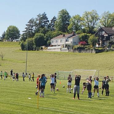 Ab nach Herisau! - Juniorinnen und Junioren des FC Sarina bei bestem Wetter im Einsatz in Herisau. FOTO: ZVG