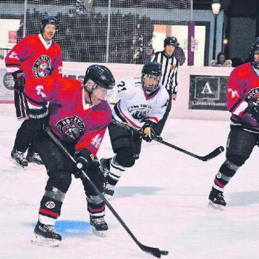 Keiner zu alt, um Eishockey zu spielen - Die Senioren des HC Gstaad-Saanenland gaben vollen Einsatz.
