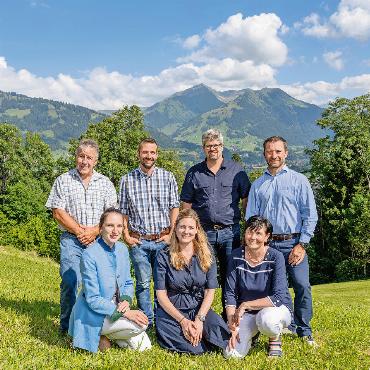 Erfolg versprechende Vorschläge für die Gemeindewahlen - Die SVP Saanen präsentiert eine ausgeglichene Liste für die Wahlen vom 27. Oktober 2024. Unter dem Motto «Wir gestalten die Zukunft» stellen sich sieben Kandidatinnen und Kandidaten der Herausforderung, sich in den Gemeinderat von Saanen wählen zu lassen. 
Die zwei bisherigen Gemeinderätinnen und drei Gemeinderäte der SVP sind motiviert, ihre gemachten Erfahrungen der Gemeinde für eine weitere Legislatur zur Verfügung zu stellen. Mit Larissa Zwahlen und Roman Reichenbach konnten zwei junge Parteimitglieder gefunden werden, die sich ebenfalls dieser Herausforderung stellen. Frauen, Arbeitnehmer, die Landwirtschaft und das Gewerbe finden eine gute Vertretung auf der altersmässig ideal durchmischten Liste. Für das Amt der Gemeindepräsidentin kandidiert Petra Schläppi, die bisherige Vorsteherin des Ressorts Soziales. Emanuel Raaflaub wird für das Amt des Vorsitzenden der Gemeindeversammlung vorgeschlagen. Die Partei dankt den Kandidatinnen und Kandidaten für ihr Engagement und freut sich auf einen spannenden Wahlherbst 2024. (Inserate folgen)
SVP SAANEN