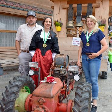 Ein Dorf im Käsefieber: Berner Alpkäsemeisterschaft in Saanen - Die Bronze-Gewinner in der Kategorie Mutschli: Martina Trachsel (rechts) und in der Kategorie Coeur des Alpes: Ferdi und Cornelia Ziegler-Herrmann.