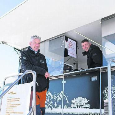 «The Offcut»: Der Name war Programm - Der Junior Souschef Toni Buchholz (rechts) kochte für die Gäste im umgebauten Pistenbully.