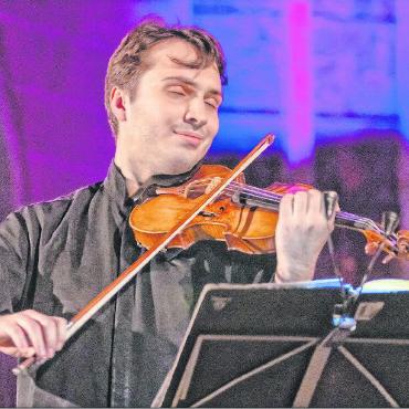 Im Zeichen der Freude - François Pineau-Benois hat sich nicht nur aufgrund seiner beeindruckenden Soli eine kleine After-Show-Party verdient. Er feierte zudem am Konzerttag seinen 28. Geburtstag.