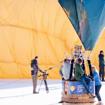 «Wir haben den Kilimandscharo in 8000 Metern Höhe überflogen» - Ein Heissluftballon wird am Boden liegend mit Luft gefüllt. Erst wenn diese erhitzt wird, richtet sich der Ballon auf. FOTOS: KEREM MAURER