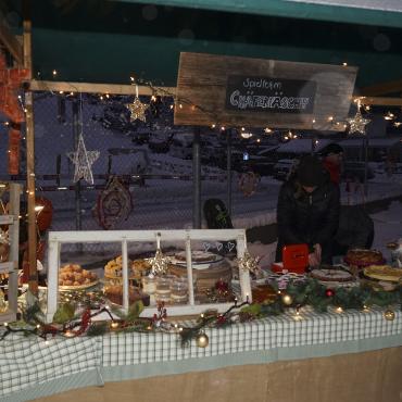 Ein helles Weihnachtslicht in der dunklen Winternacht