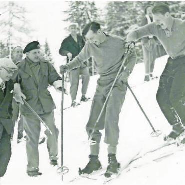 Die Schlacht von El Alamein, D-Day und eine Preisverleihung ohne Königin - Bernard Montgomery war ein begeisterter Wintersportler. Hier zeigt
er seinen Adjutanten, wie man richtig Ski fährt. Ob er dabei Erfolg hatte,
sei dahingestellt.
FOTO: PRIVATBESITZ FRANZ WEHREN JUNIOR
