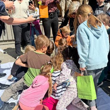 Frühlingsfreude beim Ostermarkt in Saanen - … doch das sollte sich bald ändern: Beim Osterhasenklopfen schlagen die Kinder mit Löffeln auf den Schokoladenhasen, um sich ein Stück der süssen Belohnung zu sichern.