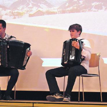 Die Kunst, alle Perspektiven zu verstehen - Gyorgi Spasov und sein Schüler Maxime Lebouchard mit dem Akkordeon. FOTOS: NICOLAS GEISSBÜHLER