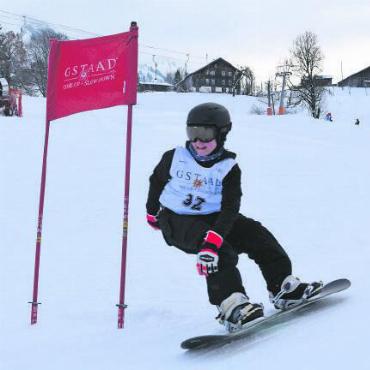Schneesport in verschiedenen Variationen - Mit Gleichgewicht auf dem Snowboard.