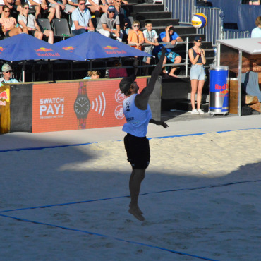 Finalrunden ohne Schweizer Beachvolleyballteams - Florian Breer gibt den Ball ins Spiel, im Abendlicht frenetisch angefeuert vom riesigen Publikum.