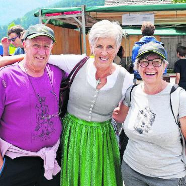 Lauenen feiert den Beitritt als Bergsteigerdorf - Der Gemeinderat von Campo Vallemaggia Mauro Gobbi und seine Gattin Maruska sind extra an gereist, um den Beitritt ihres neuen Partnerdorfes gebührend zu feiern.