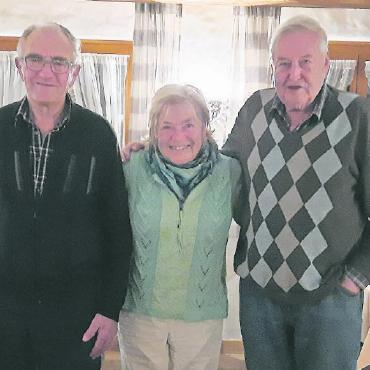 Alphorn- und Coiffeurjasssieger 2022 erkoren - Die Sieger des Alphornjasses: v.l. Walter Brand, Gstaad, 3. Rang, 5039 Punkte; Ruth Annen, Lauenen, 1. Rang, 5119 Punkte; Ernst Hermann, Schönried, 2. Rang, 5115 Punkte.