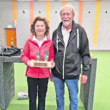 Bowls: erfolgreiche Titelverteidigung an der Mixed Pairs Trophy - Die strahlenden, erfolgreichen und verdienten Titelverteidiger Susanne Perreten und Martin Siegenthaler.