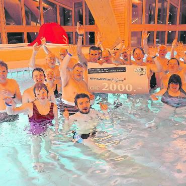 Erfolgreiche Dusch-Challenge im Sportzentrum Gstaad - Glückliche Gesichter bei der Checkübergabe. FOTO: ZVG