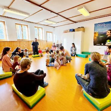 Start Eltern-Kind-Musik und Musik & Bewegung - Erlebnis ELKI-Musik: Ob mit Eltern, Grosseltern oder anderen Begleitpersonen, es macht Spass gemeinsam die Musik zu entdecken! FOTO: ZVG