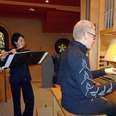 Klangvolles Konzert auf der Königin der Instrumente - Das Konzert mit Ada van der Vlist Walker (Orgel) und Yoshimi Wittermann (Flöte) passte sehr gut zu einem Sonntagabend, um das Wochenende ruhig und andächtig ausklingen zu lassen. FOTO: VRENI MÜLLENER
