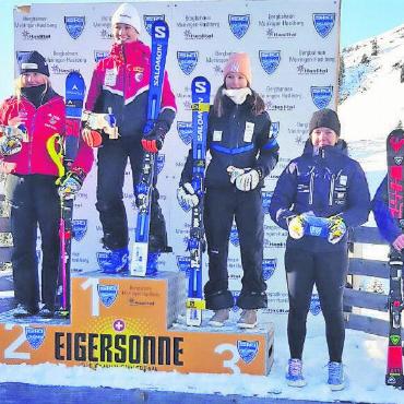 Doppelerfolg für SC Turbach-Bissen - Grosser Erfolg am Hasliberg: Diana Allenbach vom Skiclub Turbach-Bissen auf dem Siegerpodest, Maria Schmid vom Skiclub Saanen auf dem vierten Platz (zweite von links). FOTOS: MARKUS ZUMBRUNN