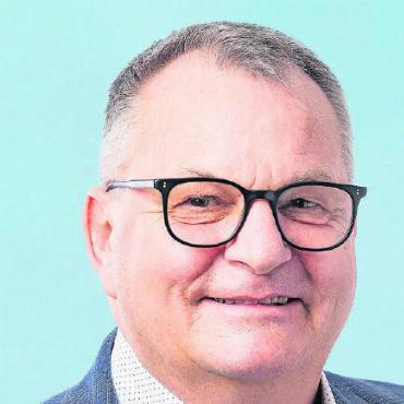 Pro Senectute Kanton Bern: Julien Neruda folgt auf Marcel Schenk - Marcel Schenk (links) übergibt die Geschäftsleitung der Pro Senectute Kanton Bern an Julien Neruda. FOTOS: ZVG