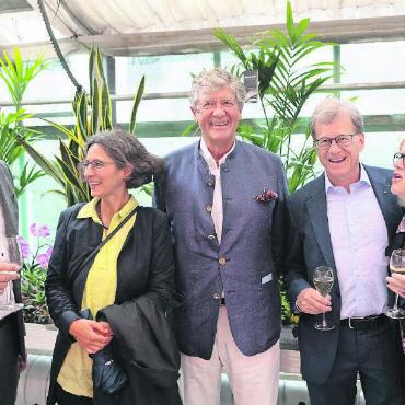Gäste feiern Start der neuen Festivalsaison - Von links: Jürg von Allmen, Vorsitzender der Geschäftsleitung der Saanen Bank, mit Frau Barbara, Manrico Iachia, Commodore Gstaad Yacht Club, Victor Steimle, Verwaltungsratspräsident der Saanen Bank, mit Frau Cornelia.