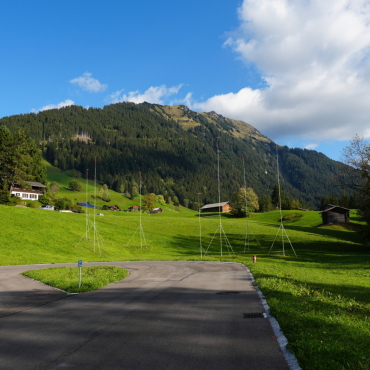 Baugenehmigung für Gstaad House erteilt - Die Bauprofile stehen auf der Parzelle, die Zufahrtsstrassen unterhalb der Lauenenstrasse sind bereit. Der Bau kann im kommenden Jahr beginnen. (Foto: Paula Mittag) 