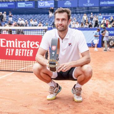 Topshot Berrettini holt sich den zweiten Gstaad-Titel - Strahlen um die Wette: Sieger Matteo Berrettini (Zweiter v.r.) mit seinem Coaching- und Supporterteam. Rechtes Bild: Quentin Halys, der sich im Finale geschlagen geben musste, jedoch eine leistungsstarke Turnierwoche ablieferte. FOTOS: FABIAN MEIERHANS/EFG SWISS OPEN GSTAAD 2024