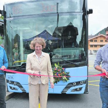 Eröffnung der neuen Postautolinie – umweltfreundlich von Saanen nach Jaun - Die Hauptakteure bei der Umsetzung der neuen Postautolinie: (von links) Philipp Becker, Fachleiter Infrastrukturen der Gemeinde Saanen, Anita Grossniklaus, Key Account Managerin Berner Oberland bei PostAuto, und Tourismusdirektor Flurin Riedi. FOTOS: SONJA WOLF