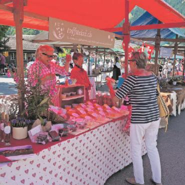 Zusammen feiern und geniessen - Feine, lokale Spezialitäten bei den Marktständen.