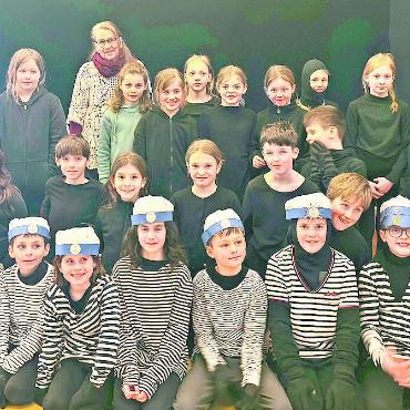 Ein magisches Unterwasserspektakel auf der Schulaula-Bühne e - Margrith Gimmel mit ihren jungen Schauspielern.