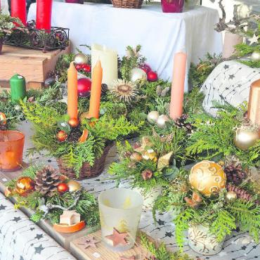 Für jeden etwas dabei beim Weihnachtsbasar - Weihnachtsgestecke und Adventskränze für die besinnliche Adventszeit.