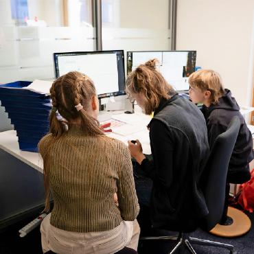 «Ich könnte mir vorstellen, hier zu arbeiten» - Inserate setzen und die kaufmännisch-administrativen Aufgaben gehörten nicht unbedingt zu Emilies und Jonathans Lieblingsaufgaben...
