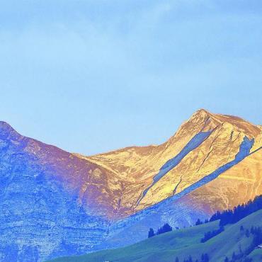 LESERBILD - «Samstagmorgenstimmung mit der Ehrenbeleuchtung des höchsten Freiburger Bergs (2389m ü.M.), des Vanil Noir, vom Saanenland aus gesehen.» FOTO: EMANUEL PERRETEN, GSTAAD