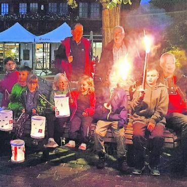 Ein Licht für die Schweiz: So feierte das Saanenland den 1. August - Einige nutzten das trockene Wetter nach der offiziellen 1.-Augustfeier im Landhaus und machten spontan einen kleinen Fackelumzug mit Lampions durchs Dorf Saanen. FOTOS: KEREM MAURER
