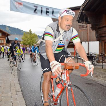 Gstaad Velo Classic: Vintagevelos frisch geölt - Stilecht im Regenbogentrikot wie einst die Weltmeister: Teilnehmende der Gstaad Velo Classic rollen in Saanen los.