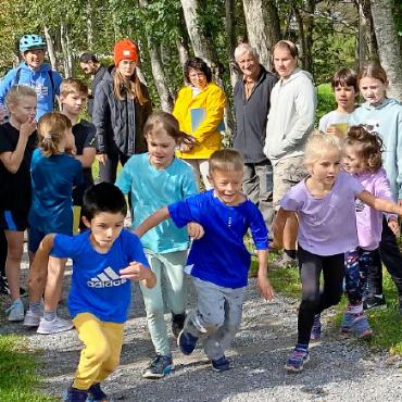 Dynamische Vielfalt am Sporttag in Schönried - Tapfere 600-m-Läufer:innen.