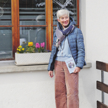 Vom wunden Punkt und einem Wunsch, der weiterträgt - Mission erfüllt und Elisabeth Kohler-von Siebenthal froh: Es war der Wunsch ihres verstorbenen Vaters, dass sie mit ihren Kolumnen an die Öffentlichkeit geht. Besonders lag ihm der «Anzeiger von Saanen» am Herzen, für den er selbst geschrieben hatte und bei dem er vor vielen Jahren seine Lehre gemacht hatte.   FOTO: SONJA WOLF