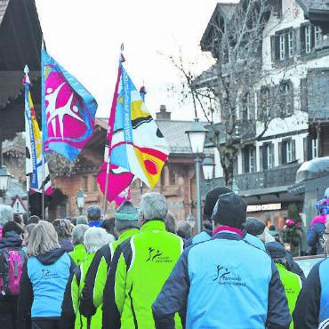 Fahnenweihe des TV Saanen-Gstaad - Auch Delegationen von anderen Turnvereinen aus der Region nahmen teil, im Ganzen waren es über 100 Teilnehmer:innen.