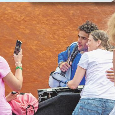 Swiss Open Gstaad 2024 in Bildern - Viele wollten ein Foto mit dem Sieger, manche hatten Erfolg, so wie dieser Fan.