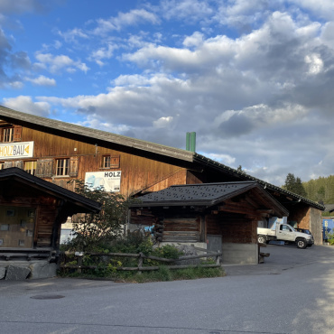 Schön, schöner … ? - Auf dem Terrain von Frautschi Holzbau ist ein Projekt mit Wohn- und Geschäftsräumen geplant. (Foto: AvS)