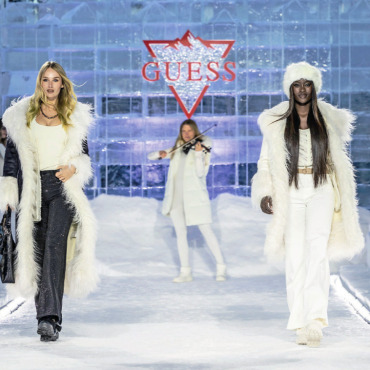 Wenn Gstaad zur Bühne internationaler Marken wird - Ein Catwalk ganz aus Eis. Die Models traten aus transparenten, kristallinen Strukturen, die an Mineralien und Quarzformationen erinnern. Umrahmt wurde die Show von einem Live-Auftritt der E-Violinistin Laura Zimmermann (Mitte).FOTO: GUESS