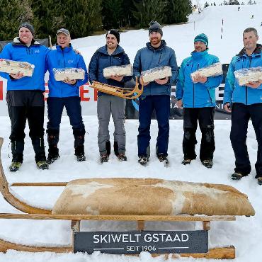 Rasante Tradition auf Kufen - Die Kategorie der Hornschlitten Herren bei der Preisverleihung. FOTOS: ZVG