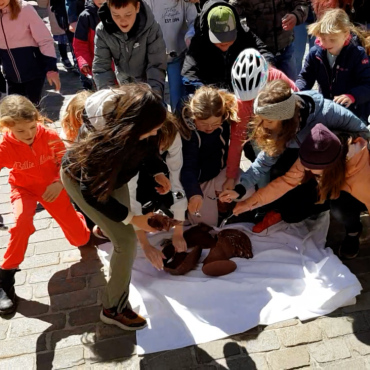 Frohes Eiertütschen, lebhaftes Osternäschtlisuchen und viel «Speck-takel» am Ostermarkt in Saanen