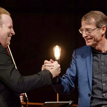 Goodbye Christoph Müller – welcome Daniel Hope - Wohlwollender Händedruck für die Zukunft: Daniel Hope (links) und Christoph Müller. FOTO: RAPHAEL FAUX/GSTAADPHOTOGRAPHY.COM