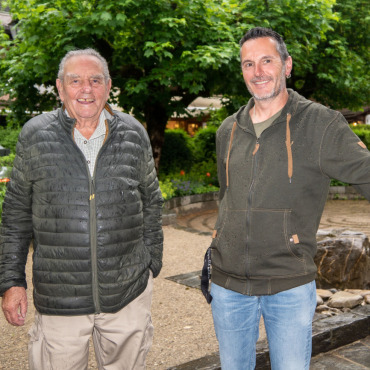«Wenn wir uns in der Natur aufhalten, befinden wir uns im Wohnzimmer von Wildtieren und Pflanzen» - Zwei Generationen, eine Passion: Marcel Addor (links) und Tom Schild fühlen sich im Wohnzimmer der Natur wie zu Hause.     (Foto: Blanca Burri)