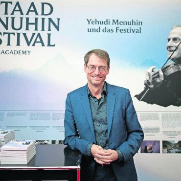 Christoph Müller verlässt Ende 2025 das Gstaad Menuhin Festival - Immer mit Leib und Seele dabei: Artistic Director Christoph Müller. FOTO: ZVG