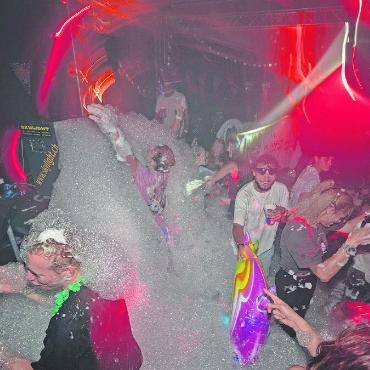 Eine schaumige Angelegenheit - Oben und links: Feuchtfröhliches Tollhaus. FOTOS: ZVG
